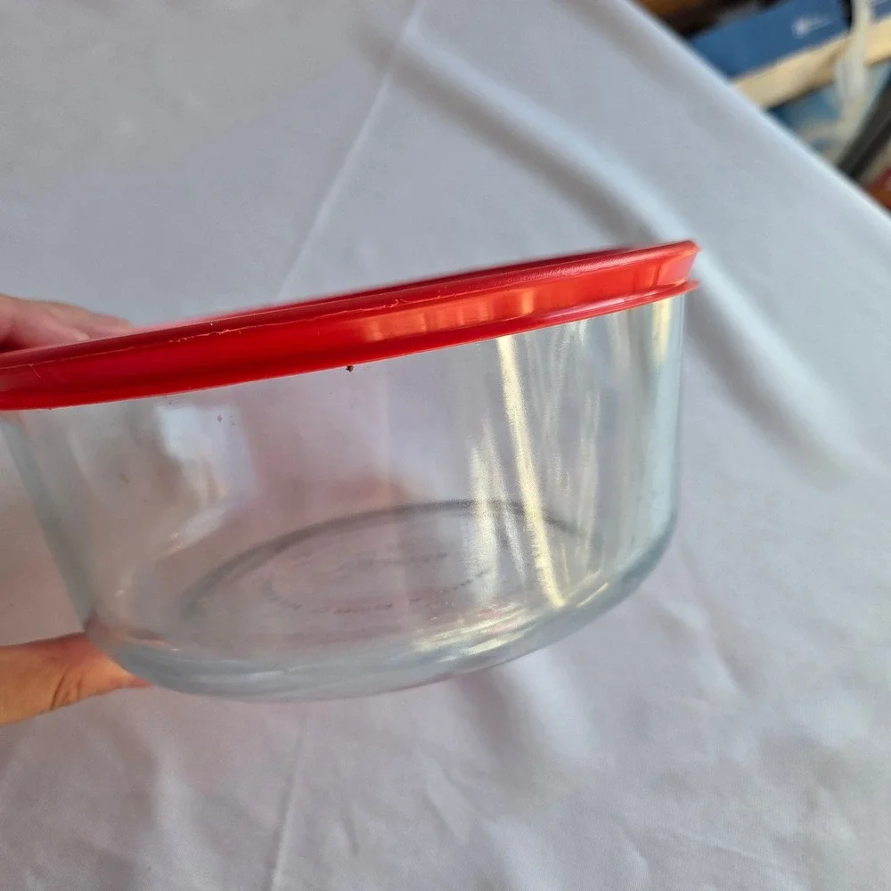 Pyrex 7402-PC 6 Cup Round Glass Food Storage Container with Red Lid 1.5 Qt